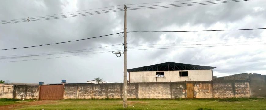 Galpão Logístico e Industrial com 300m2 galpão pé direito 6 mts em terreno de 2700m2 no Setor de M