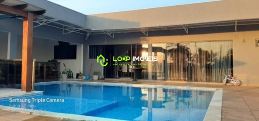 Loop Imóveis vende excelente casa em Condomínio fechado no Lago Norte.