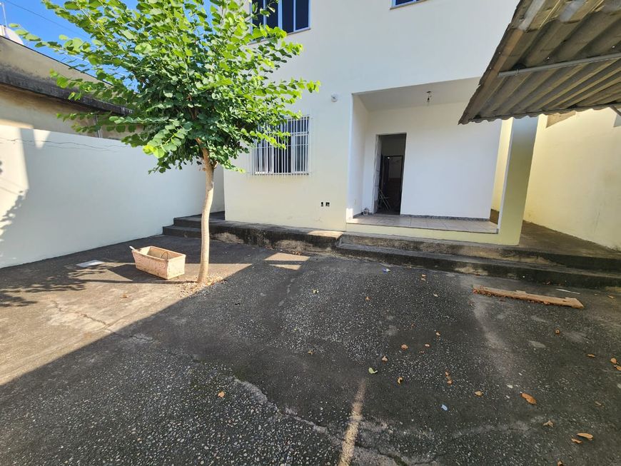 Casarão independente com amplo quintal no centro de Comendador Soares - Nova Iguaçu/RJ
