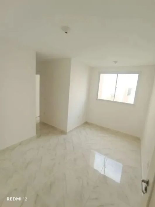 Parque dos Sonhos, 2 quartos com vaga. Porcelanato na sala, lazer completo.