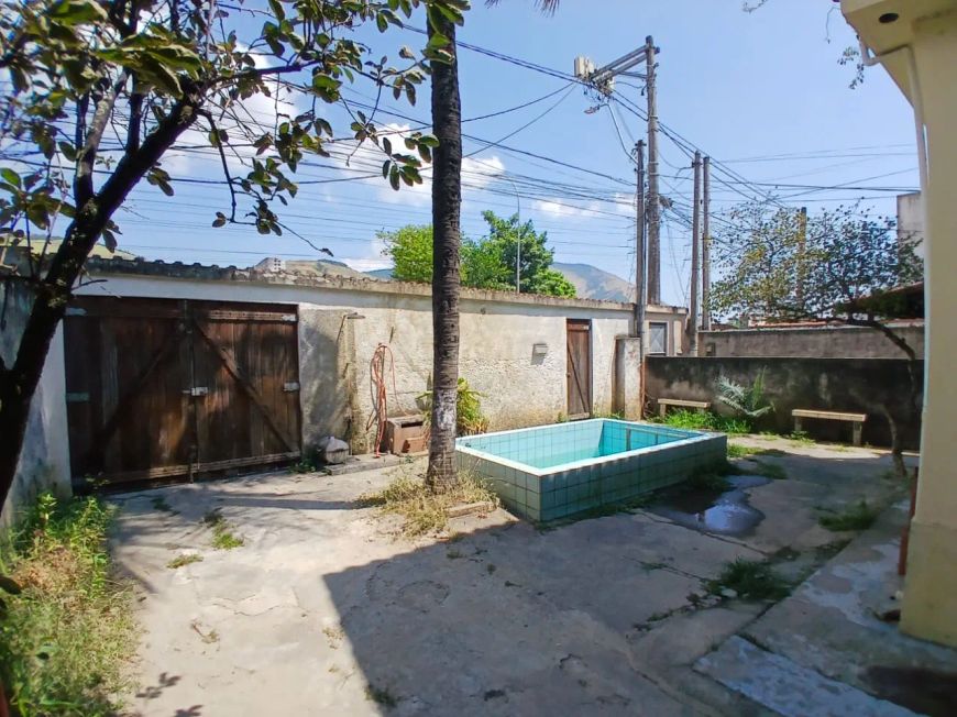 Casa com 3 quartos e piscina à venda, 131 m² por R$ 400.000