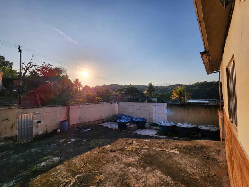 Casa com amplo terreno e 2 quartos