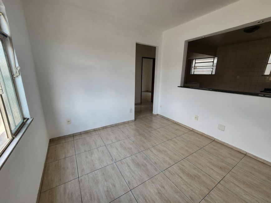 Seu novo lar no coração da Posse: 2 quartos, bem arejado e de frente para a rua!