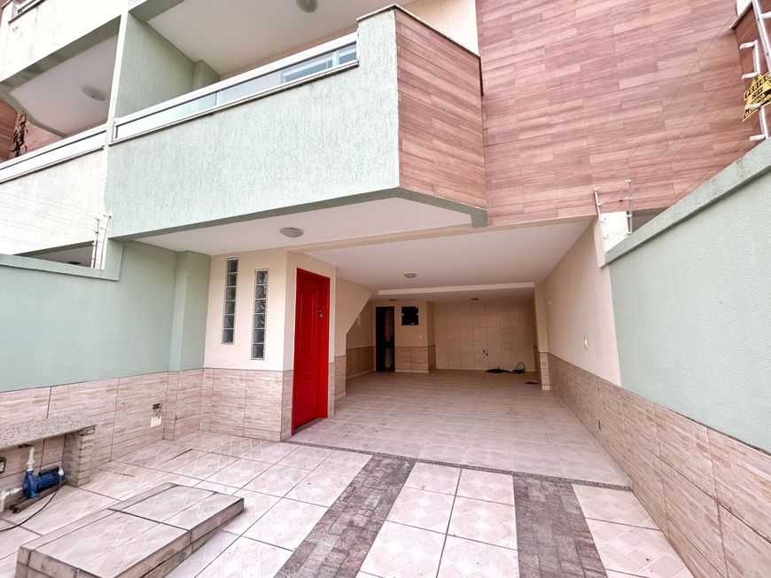 Casa triplex com ampla garagem - próxima do top Shopping!