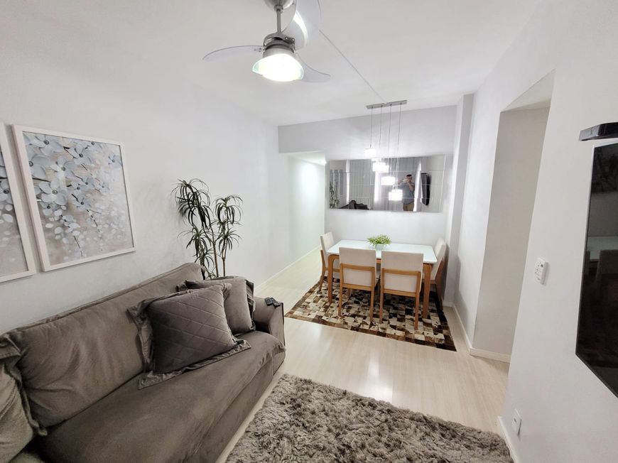 Apartamento no centro de Nova Iguaçu, com varanda e todo reformado
