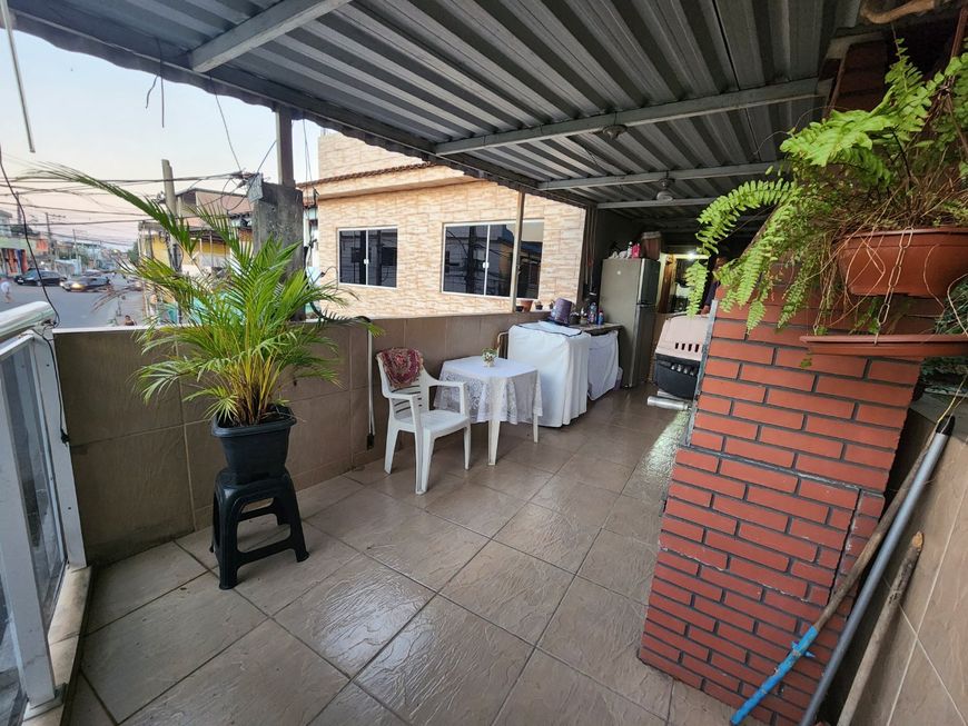 Casa sobrado com amplo terraço e com área Gourmet no Jardim tropical.