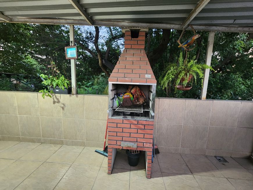 Casa sobrado com amplo terraço e com área Gourmet no Jardim tropical.