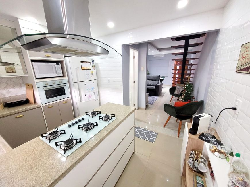 Casa Duplex e Recém reformada, c 02 Quartos - Condomínio Fechado, Cerâmica
