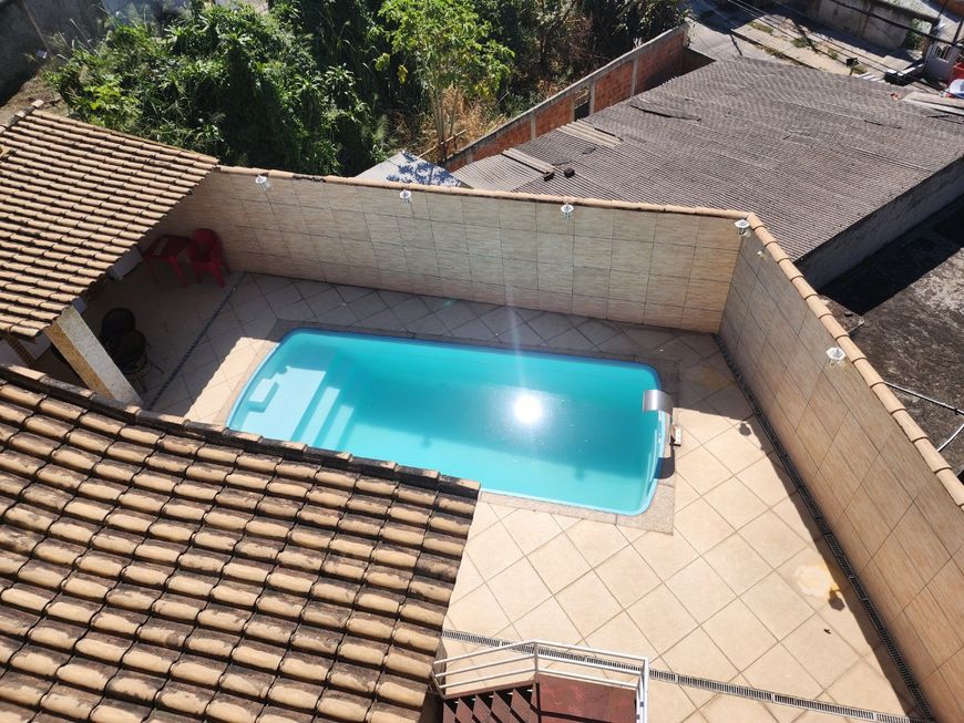 Ampla casa moderna em Nova Iguaçu, 4 quartos com piscina e quintal.