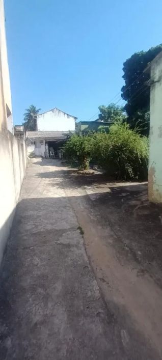 Terreno com 2 casa e 2 lojas com 400m2 de area total.