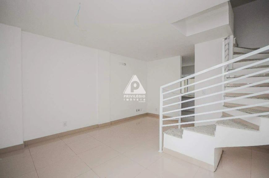Casa triplex 1 quarto 1 suite area gourmet 1 vaga Nova Iguacu.