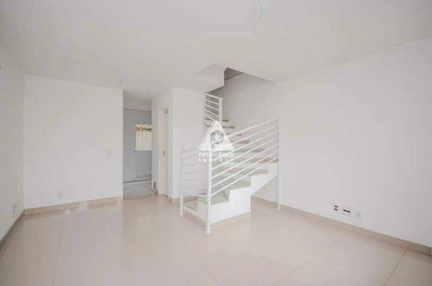 Casa triplex 1 quarto 1 suite area gourmet 1 vaga Nova Iguacu.