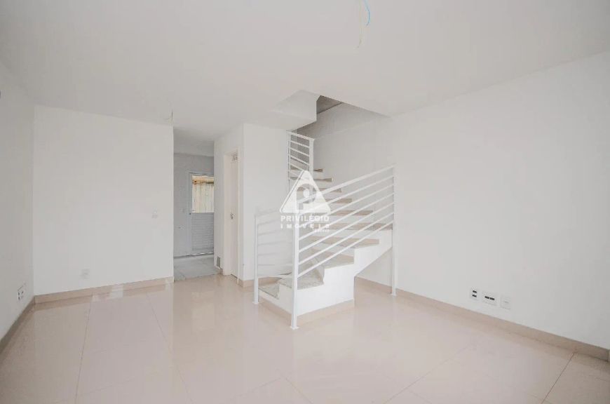 Casa triplex 1 quarto 1 suite area gourmet 1 vaga Nova Iguaçu.