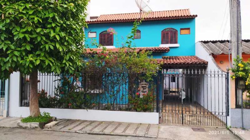 Ampla casa de 4 quartos para venda em Nova Iguaçu com Piscina