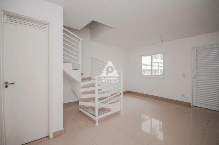 Casa triplex 1 quarto 1 suite area gourmet 1 vaga Nova Iguaçu.