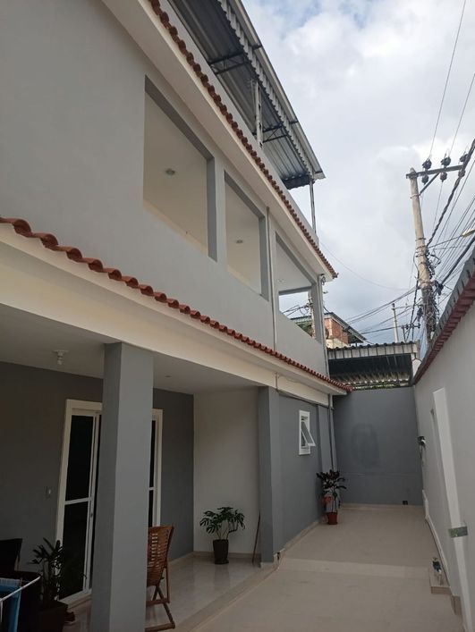 SOMENTE A PARTE DE CIMA, CASA COM FINO ACABAMENTO EM RUA PRINCIPAL EM AUSTIN, COM 3 DORMITORIOS. INF