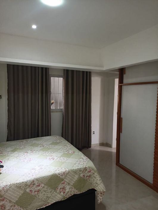 SOMENTE A PARTE DE CIMA, CASA COM FINO ACABAMENTO EM RUA PRINCIPAL EM AUSTIN, COM 3 DORMITORIOS. INF