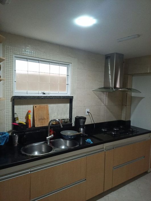 SOMENTE A PARTE DE CIMA, CASA COM FINO ACABAMENTO EM RUA PRINCIPAL EM AUSTIN, COM 3 DORMITORIOS. INF