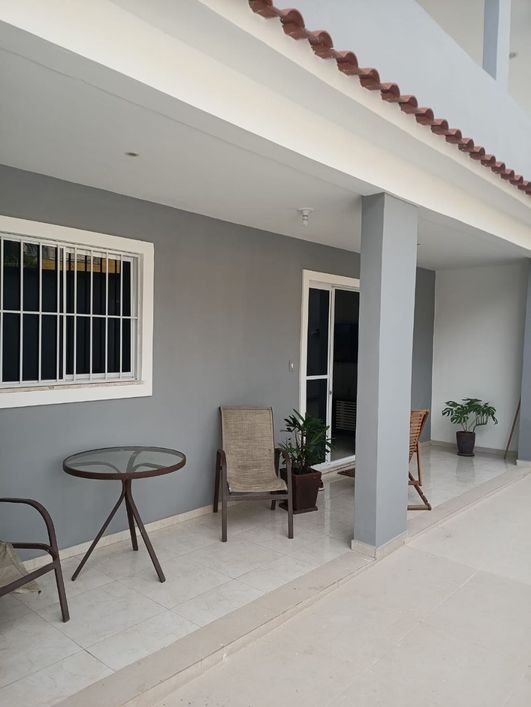SOMENTE A PARTE DE CIMA, CASA COM FINO ACABAMENTO EM RUA PRINCIPAL EM AUSTIN, COM 3 DORMITORIOS. INF