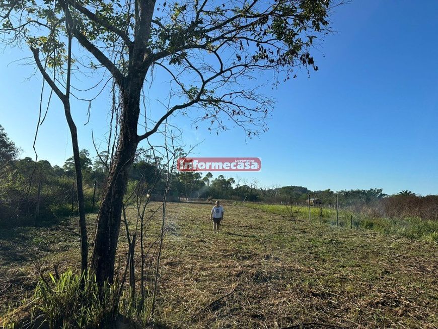 TERRENO COM DUAS FRENTES, COM 6 MIL M² SENDO 20 DE FRENTE POR 300M DE COMPRIMENTO. EXCELENTE PARA LO