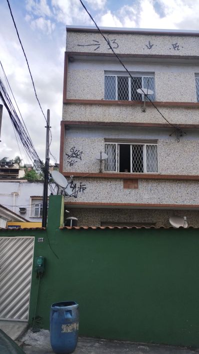 Alugo apartamento de 2 quartos