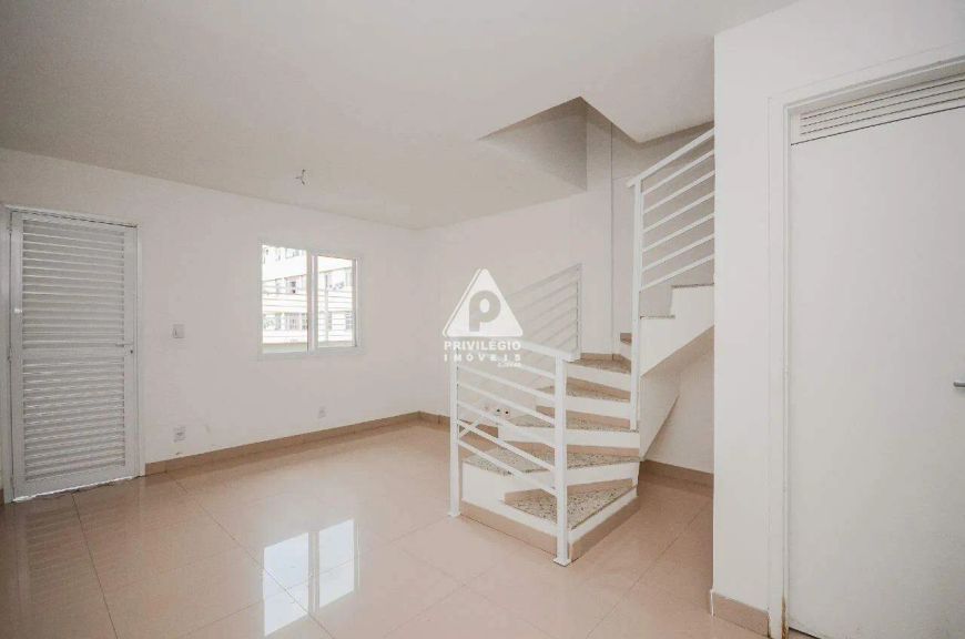 Casa triplex 1 quarto 1 suite terraco area gourmet 1 vaga Nova Iguaçu.