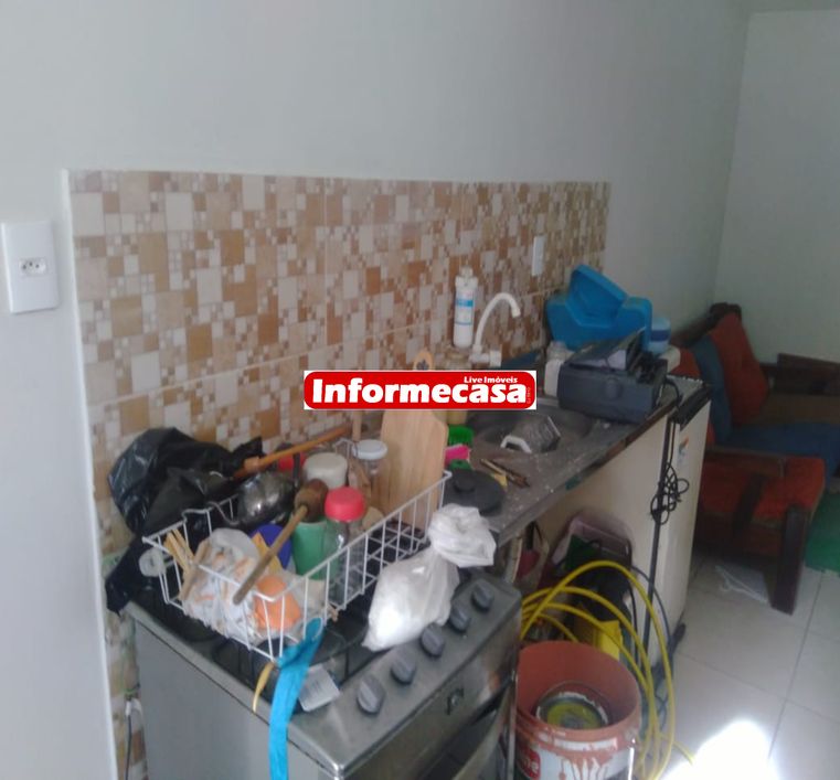 casa duplex,pequena, entrada independente, composta por 1 quarto, sala, cozinha e banheiro, garagem,