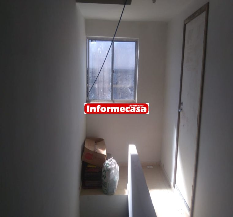 casa duplex,pequena, entrada independente, composta por 1 quarto, sala, cozinha e banheiro, garagem,