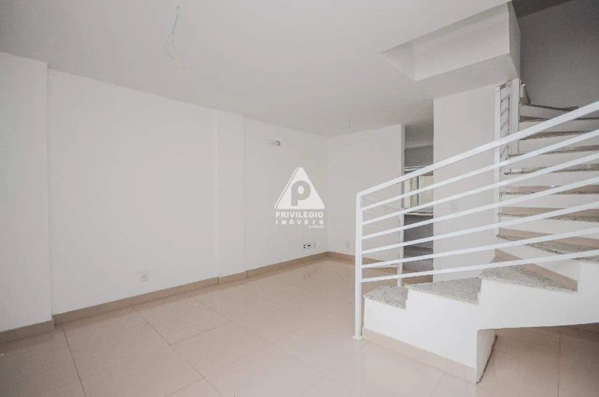 Casa triplex 1 quarto 1 suite area gourmet 1 vaga Nova Iguaçu.