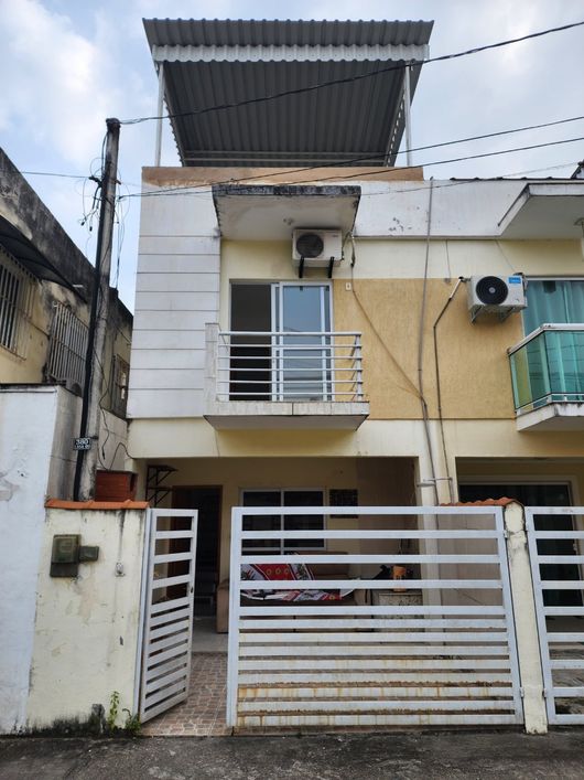 Casa Duplex com terraço coberto!