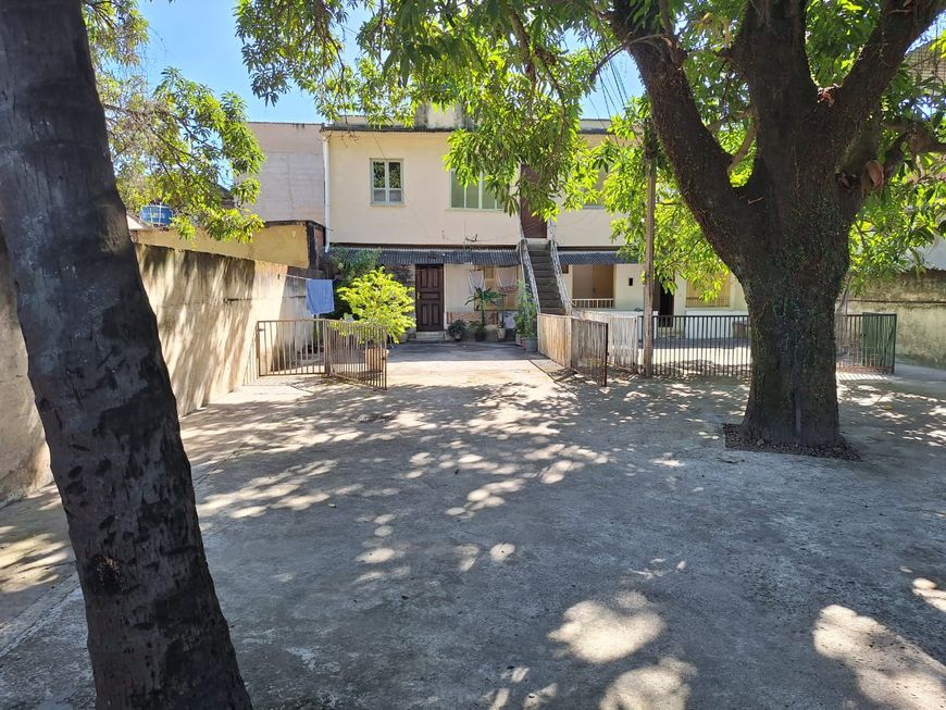 Terreno com três casa para venda, possui 360 metros quadrados.