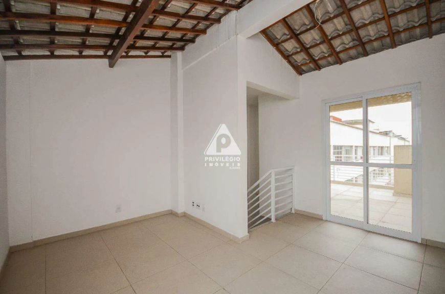 Casa triplex 1 quarto 1 suite area gourmet 1 vaga Nova Iguaçu.