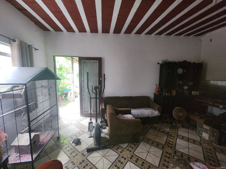 Amplo terreno linear com casa pra reformar próximo do centro de Miguel Couto