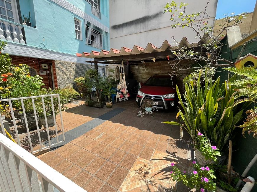 Vendo casa com 3 quartos 1 suíte com 2 vagas perto do Fantasy centro Nova Iguaçu