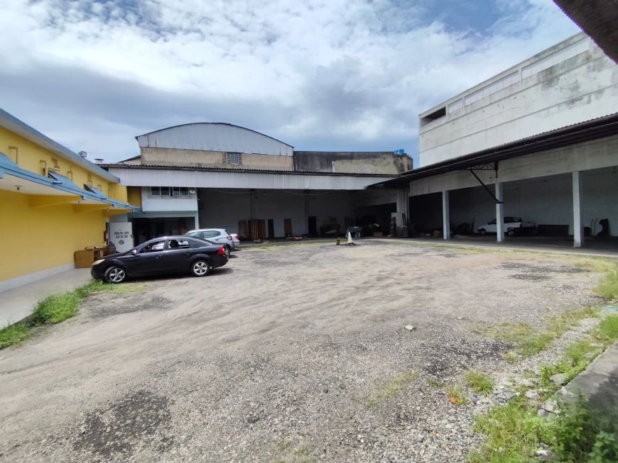 Imóvel para aluguel possui 1950 metros quadrados em Posse - Nova Iguaçu - RJ