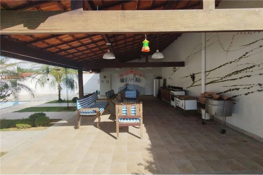 Casa com 03 quartos sendo 01 suíte e piscina no centro de Tinguá para venda já mobilhada