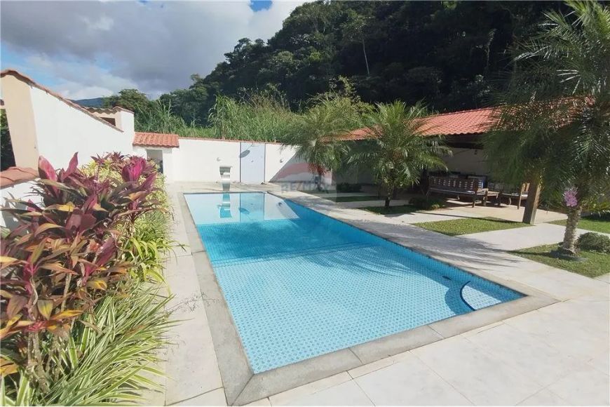 Casa com 03 quartos sendo 01 suíte e piscina no centro de Tinguá para venda já mobilhada