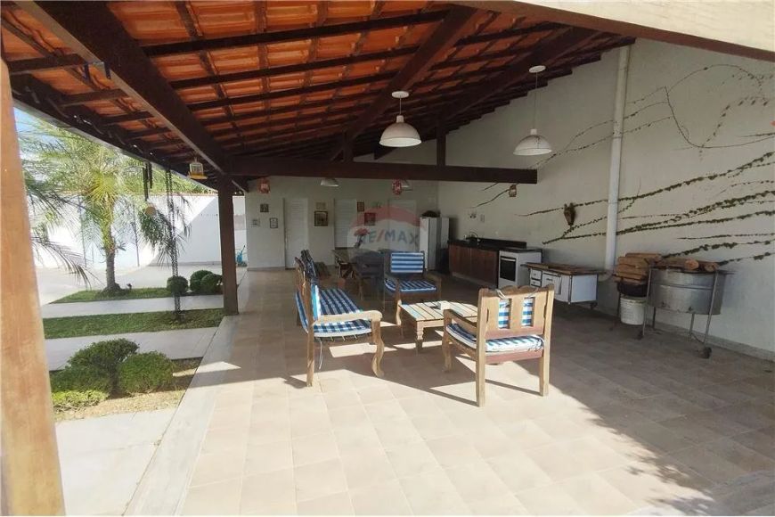 Casa com 03 quartos sendo 01 suíte e piscina no centro de Tinguá para venda já mobilhada
