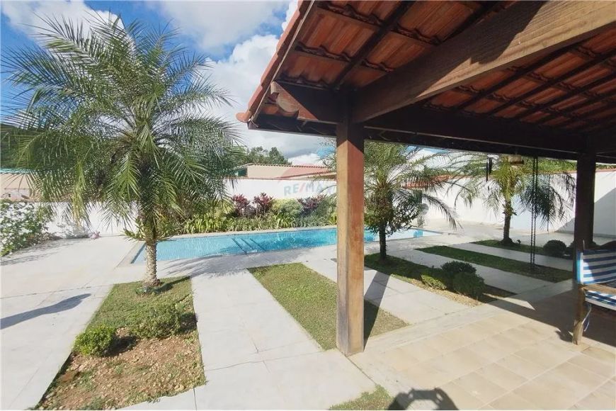 Casa com 03 quartos sendo 01 suíte e piscina no centro de Tinguá para venda já mobilhada