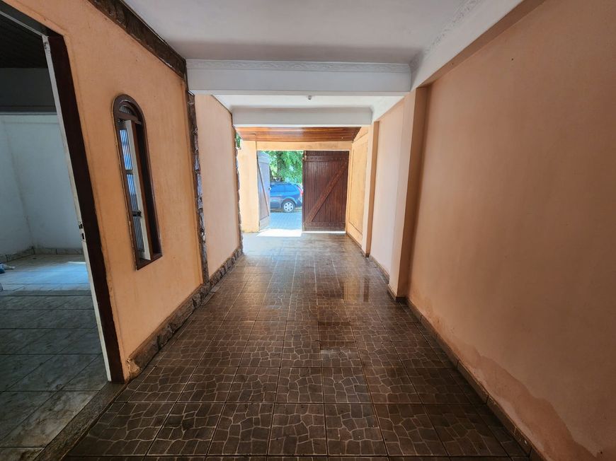 Casa Espaçosa com Piscina, Churrasqueira em condomínio fechado.