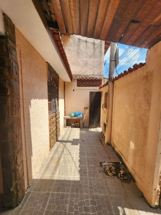 Casa Espaçosa com Piscina, Churrasqueira em condomínio fechado.