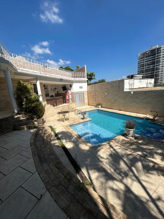 CASA DE LUXO EM NOVA IGUAÇU