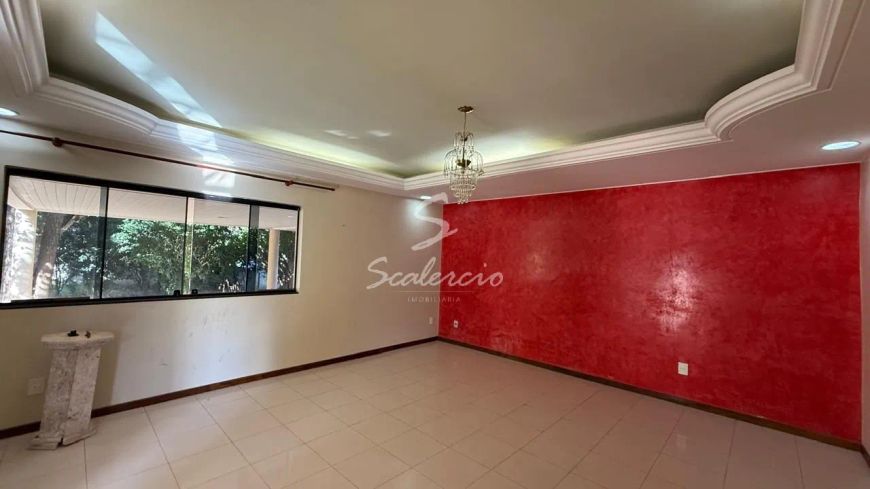 Sobrado 630m², lote 1.000m², 5 qts (3 suítes), condomínio fechado, ot. localização SHA
