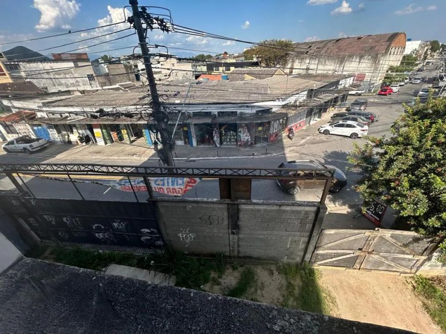 VENDE-SE OU ALUGA-SE EXCELENTE PRÉDIO COMERCIAL