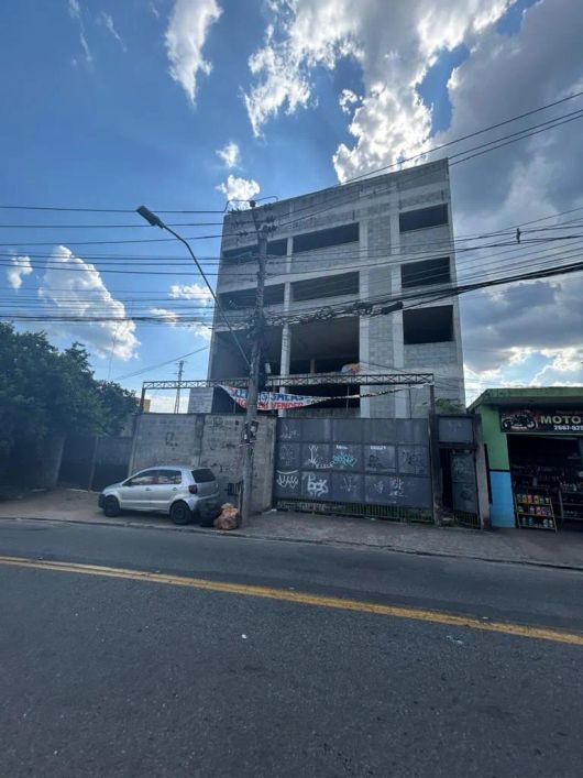 VENDE-SE OU ALUGA-SE EXCELENTE PRÉDIO COMERCIAL