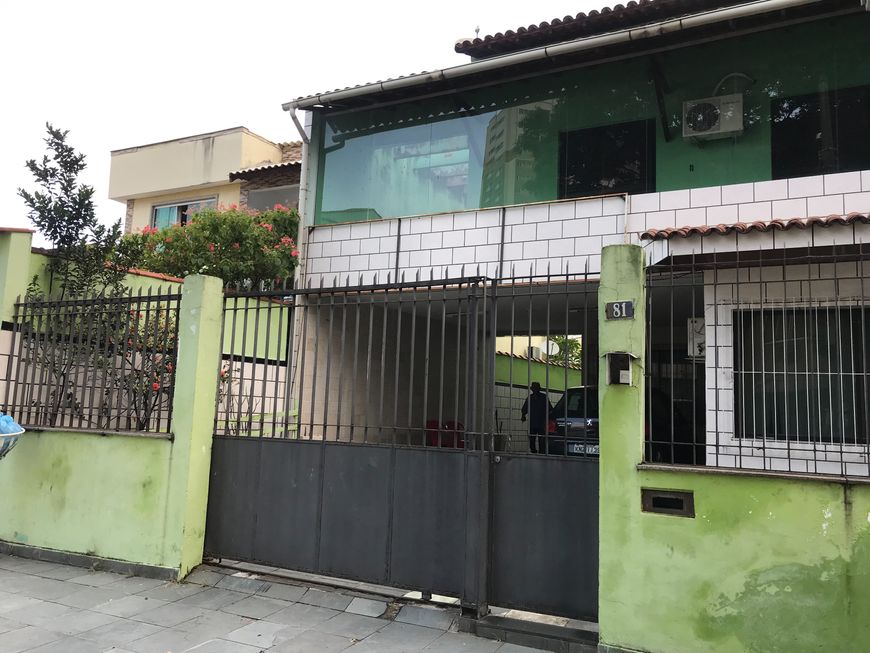 Vendo casa com 200 m² com 4 quartos e vaga para 3 carros no centro de Nova Iguaçu