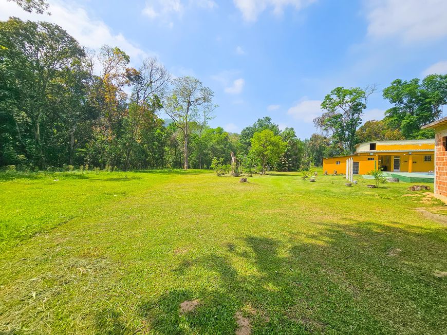 Sítio para venda com casa de 300m² e 10ha de área total.