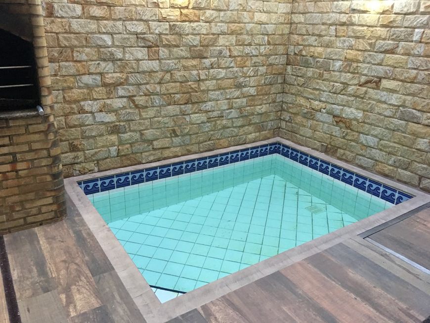 Casa sensacional no condomínio Sta Letícia com 3 suítes, para alugar.