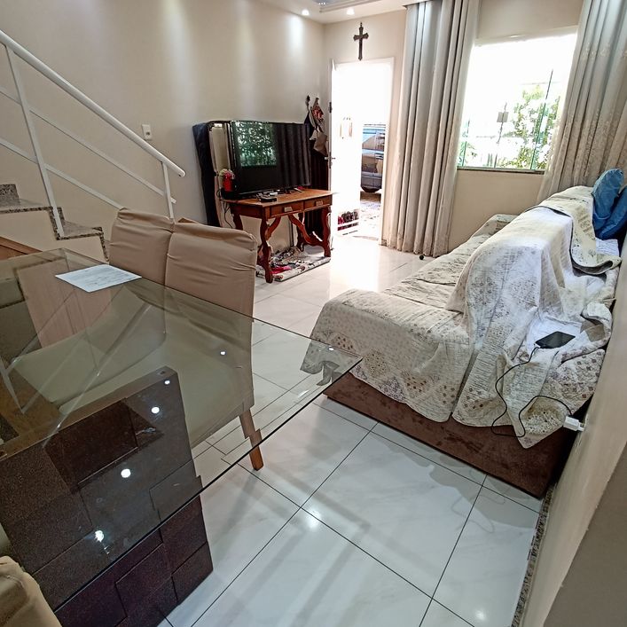 VENDO ÓTIMA CASA TRIPLEX NA CALIFÓRNIA - NOVA IGUAÇU.