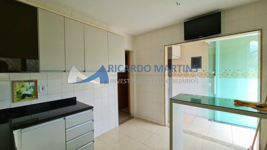 Casa de condomínio para venda tem 220 metros quadrados com 3 quartos